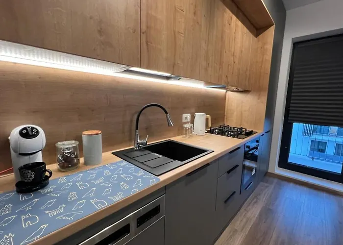 High-Rise Luxury Apartment With Free Parking