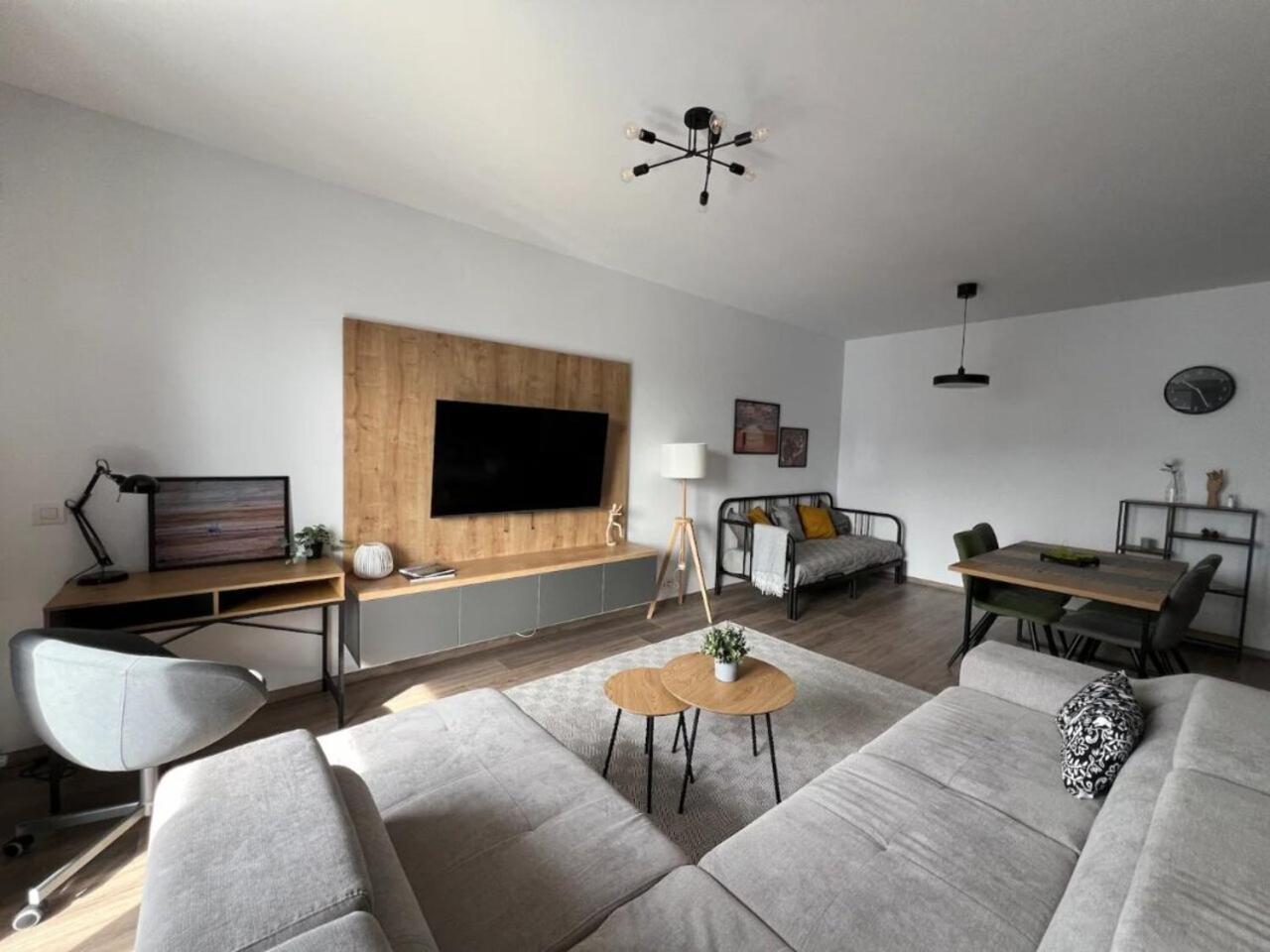 High-rise Luxury With Free Parking 公寓