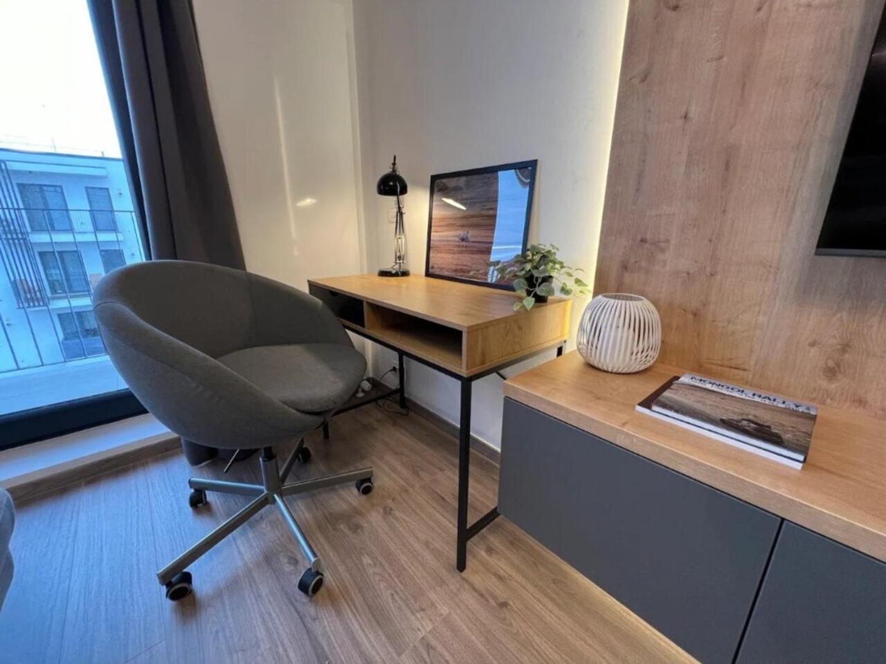 High-rise Luxury With Free Parking Apartment *