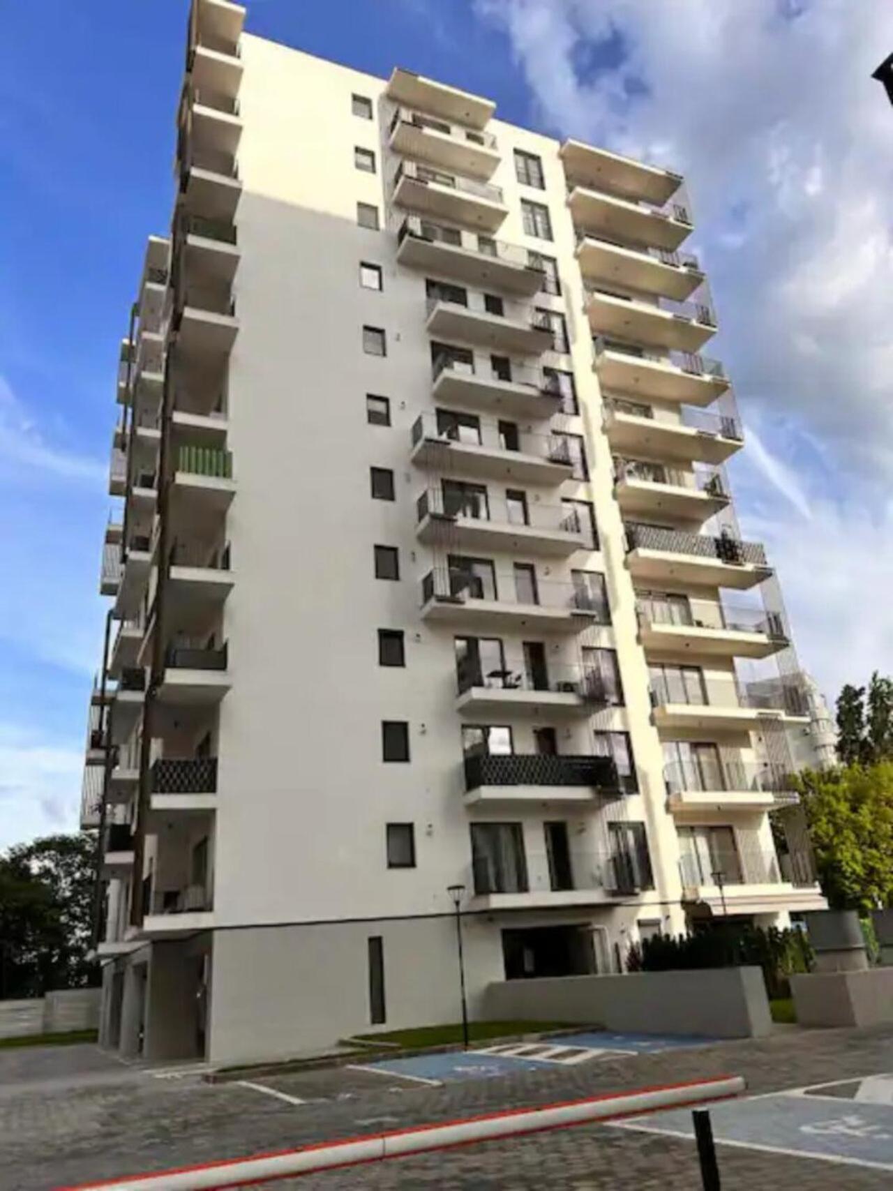 High-rise Luxury With Free Parking Apartment