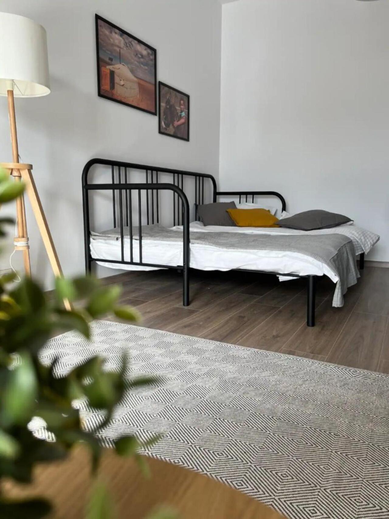 High-rise Luxury With Free Parking Apartment